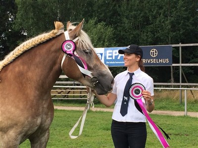 Jenny segrade i Showmanship 2015