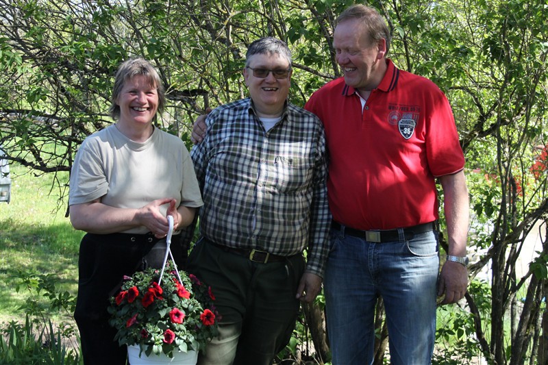 Mia och Kenneth fick blommor fr&aring;n Ardennerklubben Sydost