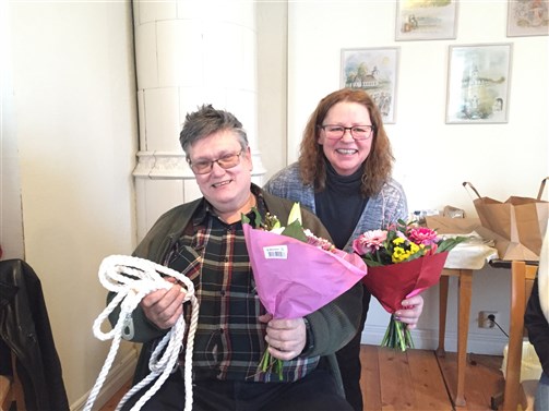 De duktiga kursledarna tackades med vackra blommor